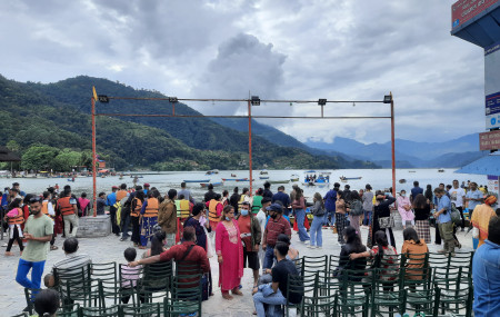 फेवातालमा डुङ्गा सयर गर्न झुम्मिएका नेपाली पर्यटक। तस्बिरः युवराज श्रेष्ठ/सेतोपाटी 